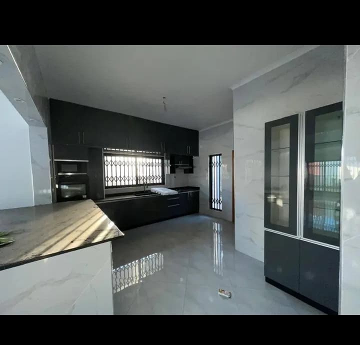 ARRENDA-SE MORADIA T5 DUPLEX EM TETE Apresentamos uma excelente moradia independente tipo T5 Duplex, localizada em Matema – Sítio da Manu, Cidade de Tete. ✨ Características: Casa espaçosa e moderna Totalmente climatizada Pronta a habitar Ambiente confortável e seguro Ideal para famílias ou empresas 📍 Localização: Matema, Sítio da Manu – Tete 💰 Valor da renda: 150.000 MT/mês - Visualização 1