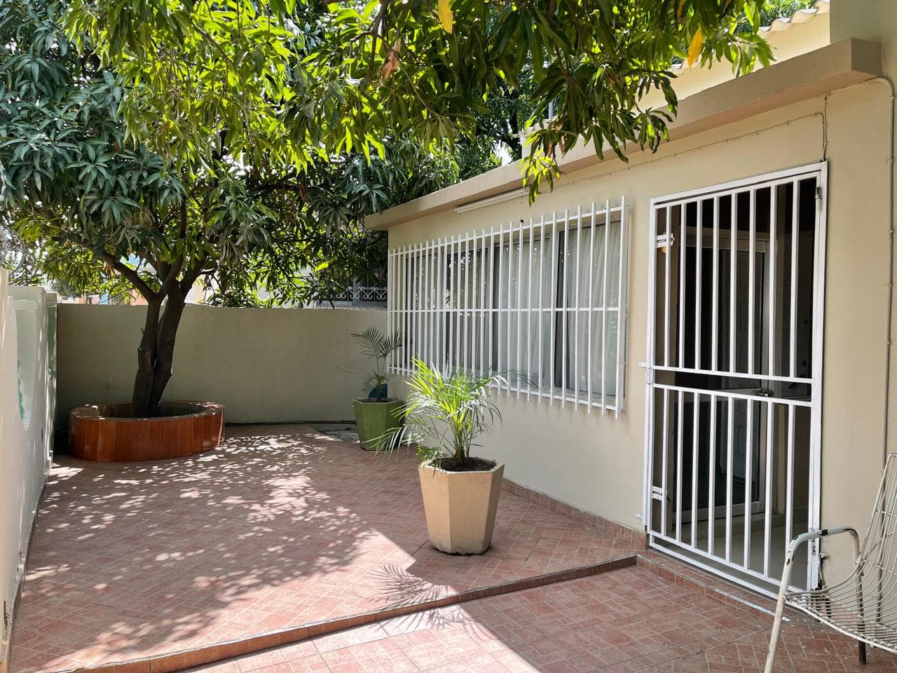 😊 Anúncio de arrendamento: Uma esplêndida residência T3 com mobília equipada e quintal idenpedente, situada na Cidade, nas imediações da Fofinha, é oferecida em regime de arrendamento pelo valor mensal de 60.000 meticais, Oportunidade a não perder!. - Visualização 1