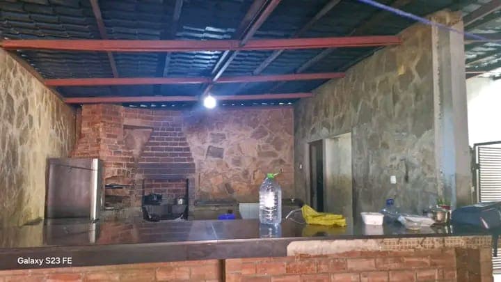 🏡 VENDE-SE MORADIA T3 – MEIA LUA, TETE 🏡 💰 Preço: 2.000.000 MZN Excelente moradia do tipo T3 localizada no bairro Meia Lua, ideal para quem procura conforto, segurança e um ambiente tranquilo para viver. ✨ Características do imóvel: ✅ 3 Quartos espaçosos ✅ Sala ampla e bem iluminada ✅ Cozinha funcional ✅ Casa de banho ✅ Varanda frontal acolhedora ✅ Garagem coberta ✅ Quintal pavimentado ✅ Jardim bem cuidado ✅ Reservatório de água ✅ Murada e segura A casa possui um excelente espaço exterior, perfeita para famílias que valorizam conforto, privacidade e comodidade no dia a dia. Localizada numa zona calma e de fácil acesso. - Visualização 1