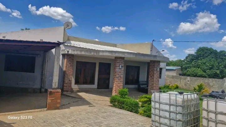 🏡 VENDE-SE MORADIA T3 – MEIA LUA, TETE 🏡 💰 Preço: 2.000.000 MZN Excelente moradia do tipo T3 localizada no bairro Meia Lua, ideal para quem procura conforto, segurança e um ambiente tranquilo para viver. ✨ Características do imóvel: ✅ 3 Quartos espaçosos ✅ Sala ampla e bem iluminada ✅ Cozinha funcional ✅ Casa de banho ✅ Varanda frontal acolhedora ✅ Garagem coberta ✅ Quintal pavimentado ✅ Jardim bem cuidado ✅ Reservatório de água ✅ Murada e segura A casa possui um excelente espaço exterior, perfeita para famílias que valorizam conforto, privacidade e comodidade no dia a dia. Localizada numa zona calma e de fácil acesso. 📍 Localização: Meia Lua – Tete 💰 Preço: 2.000.000 MZN - Visualização 1