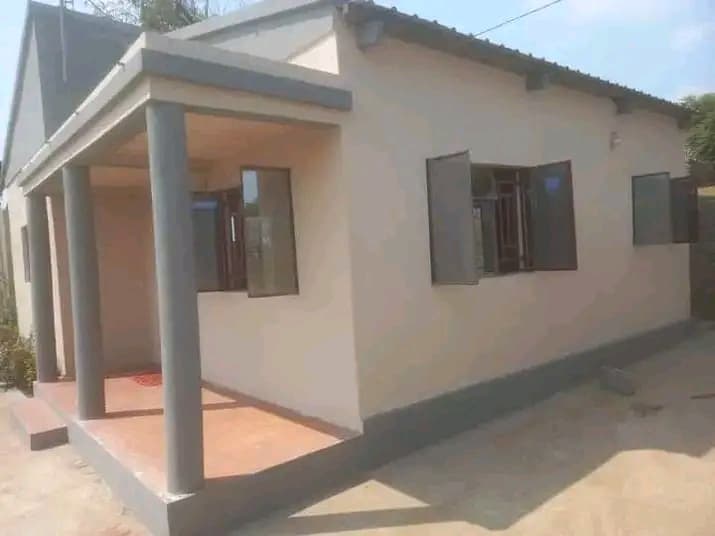 VENDE-SE CASA TIPO 2 COM ANEXO TIPO 1 – MATUNDO Excelente oportunidade para adquirir a sua casa própria no bairro Matundo, próximo à Escola 25 de Junho. ✅ Casa Tipo 2: 2 quartos 1 sala 1 cozinha 1 WC 1 varanda ✅ Anexo Tipo 1 ✅ Outras vantagens: Acesso para viatura Água disponível 24 horas Casa murada e segura 💰 Preço: 1.800.000 MT (negociável) 📍 Localização: Bairro Matundo, arredores da Escola 25 de Junho. - Visualização 1