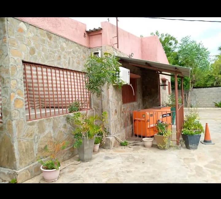 🏡 Casa de Luxo à Venda – Próximo da UniZambeze ✅ 3 quartos (1 suíte com closet) ✅ Sala ampla e cozinha moderna ✅ Casa de banho social ✅ 2 anexos ✅ Piscina privada ✅ Quintal cimentado e ajardinado ✅ Zona VIP com excelente localização 💰 Preço: 6.500.000 MT - Visualização 1