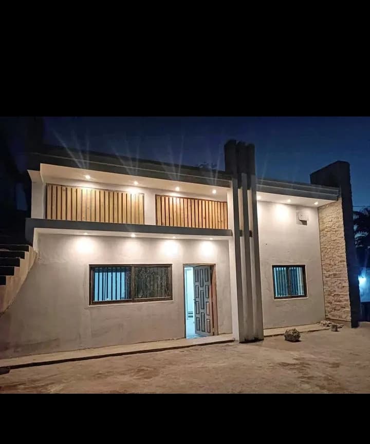 Casa T2 para Arrendar Venha conhecer esta excelente casa T2, ideal para quem procura conforto, segurança e tranquilidade. A casa conta com 2 quartos, 1 sala, cozinha, 1 casa de banho (WC), além de acabamento com mosaico e teto falso. ✅ Água disponível 24 horas por dia ✅ Energia elétrica ✅ Dentro do muro, com boa segurança ✅ Rua larga com fácil acesso para viaturas 💰 Valor: 15.000 MT/mês 📌 Entrada: 2 meses + prestação de serviço - Visualização 1
