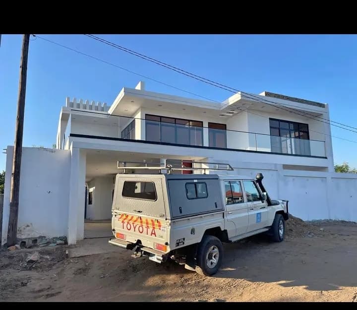 ARRENDA-SE MORADIA T5 DUPLEX EM TETE Apresentamos uma excelente moradia independente tipo T5 Duplex, localizada em Matema – Sítio da Manu, Cidade de Tete. ✨ Características: Casa espaçosa e moderna Totalmente climatizada Pronta a habitar Ambiente confortável e seguro Ideal para famílias ou empresas 📍 Localização: Matema, Sítio da Manu – Tete 💰 Valor da renda: 150.000 MT/mês - Visualização 1